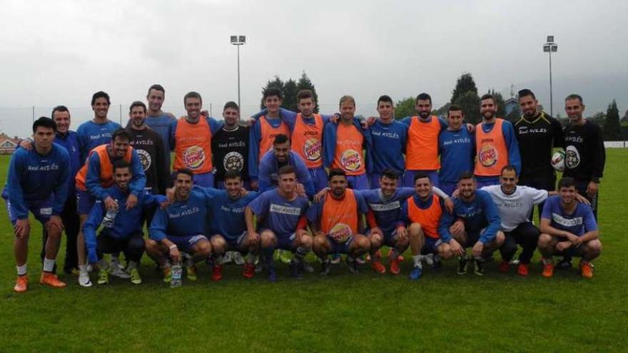 La plantilla del Avilés al completo tras el entrenamiento de ayer en Mareo. Por la izquierda: Josimar, Lemus (utillero), Nacho Fernández, Pablo Busto (entrenador de porteros), Guillermo, Otero, Marcos (fisio), Ríos, Luismi, Aitor Fernández, Ibón, Nacho Méndez, Josín, Marcos Torres, Lucas Anacker y Pablo Lago (técnico); en el medio, Pantiga y Cristian; abajo Álex García, Borja Noval, Jorge Fidalgo, Cayarga, Jorge Rodríguez, Matías, Jorge Sáez, Dudi, Michi Menéndez (preparador físico) y Óscar Ruiz