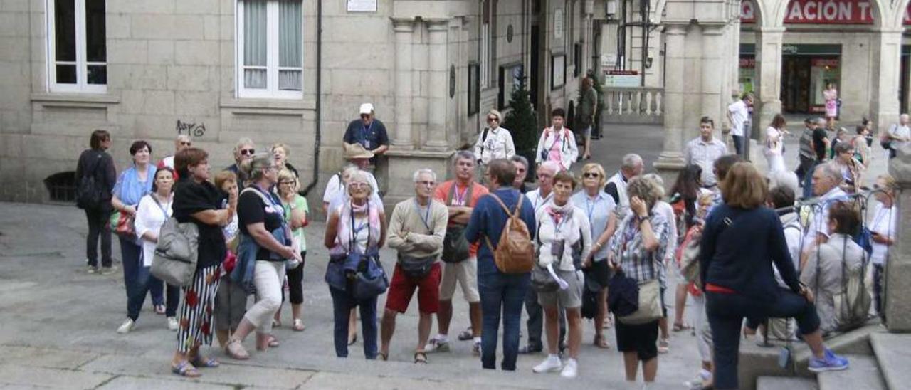 Una excursión de turistas italianos, este fin de semana, conociendo el patrimonio histórico de la ciudad. // Iñaki Osorio