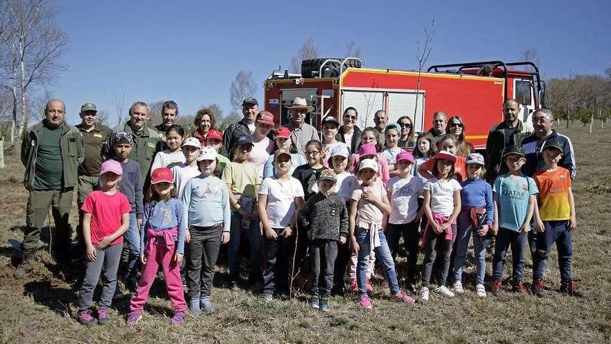 Escolares y docentes de Soutelo, con efectivos del Distrito y comuneros de Vilapouca. // Bernabé / J. C. Asorey