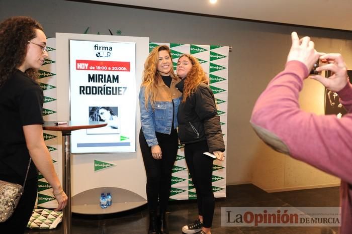 Miriam Rodríguez firma discos en El Corte Inglés