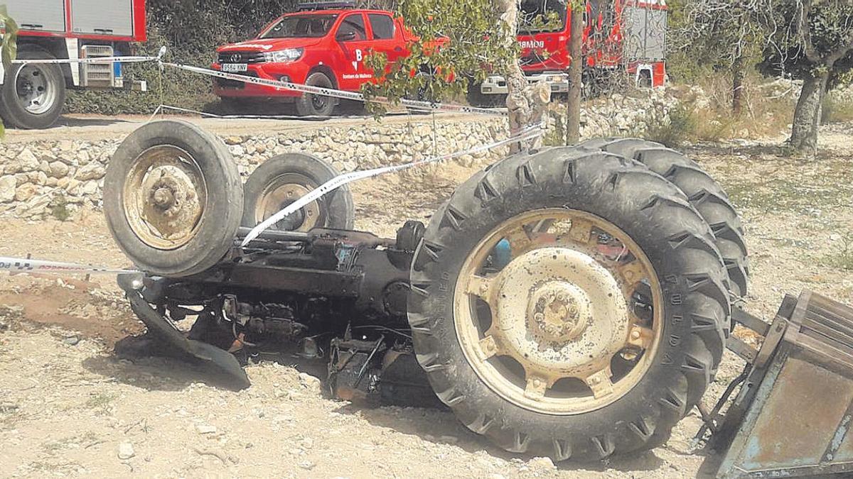 El tractor en el que circulaba la víctima, este lunes en el lugar del siniestro, cerca de Son Macià.