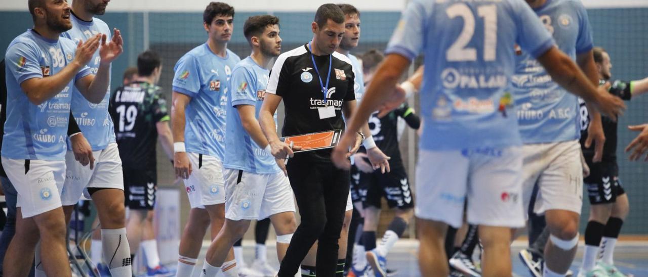 Eugenio Tilves, cabizbajo en medio de sus jugadores durante el partido de Copa disputado ayer en sa Blanca Dona. | JUAN A.RIERA