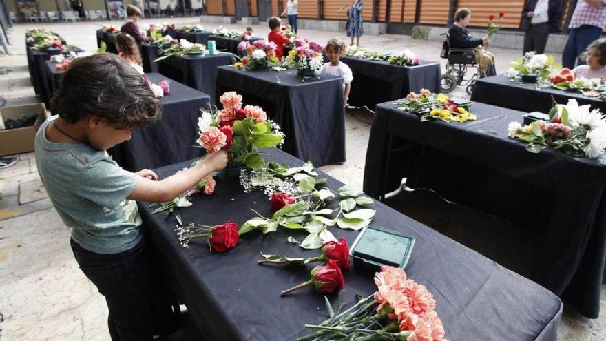 Niños, ayer, participando en los talleres florales infantiles organizados en la plaza Hermanos Orbón.