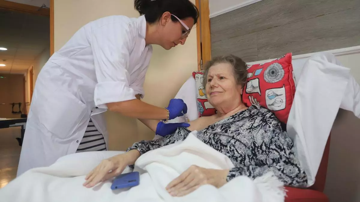 Arranca la campaña de vacunación frente a la gripe y el covid en residencias de mayores de Córdoba