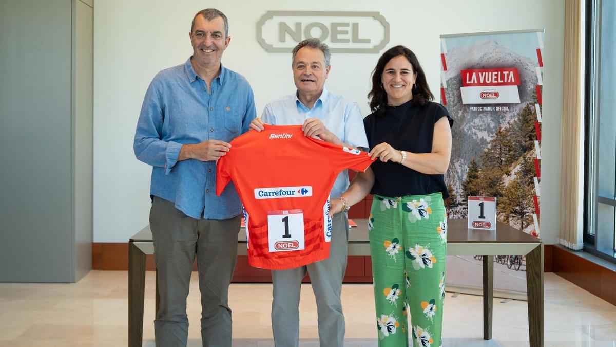 Javier Guillén, director general de La Vuelta; Joan Boix, presidente de Noel y María Sánchez, directora corporativa de Marketing de Noel