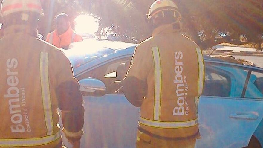 Un conductor se desvanece y se estrella marcha atrás contra un murete en la carretera de Moraira a Calp