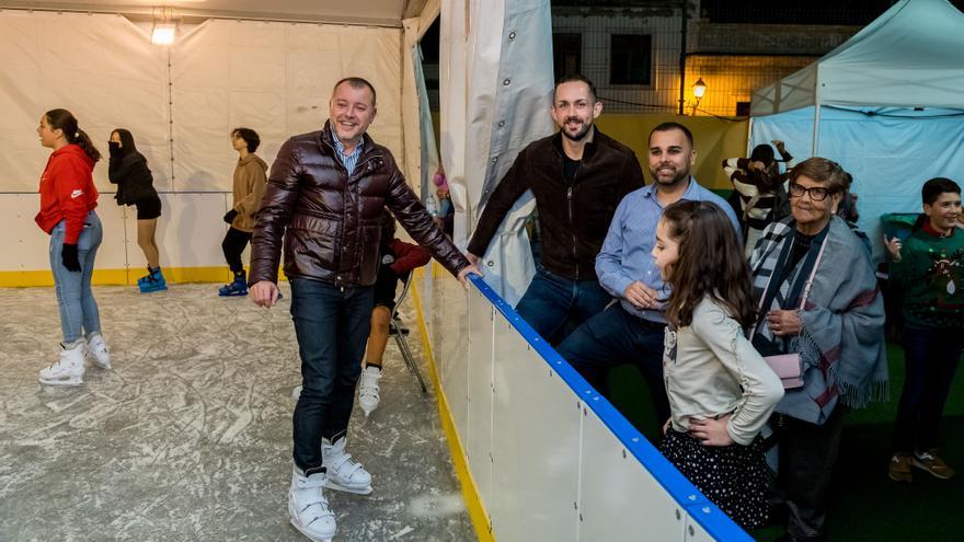 El alcalde de Gáldar prueba la pista de hielo en su primer fin de semana abierta