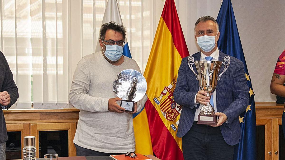 Ángel Víctor Torres recibe la Copa Princesa conquistada por el CCO 7 Palmas | LP/DLP