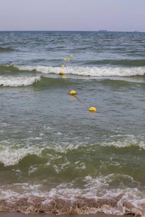 El Ayuntamiento pone la bandera roja en la playa de Pinedo