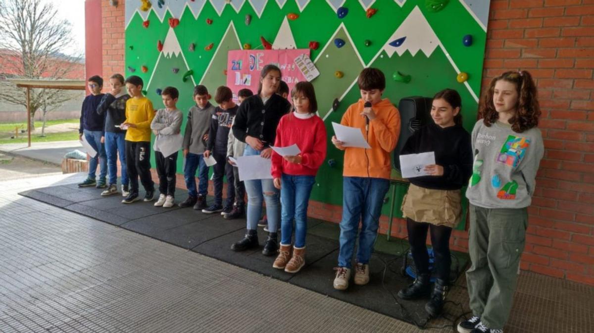 O CEIP Villar Paramá visita Santiago e celebra o Día da Poesía