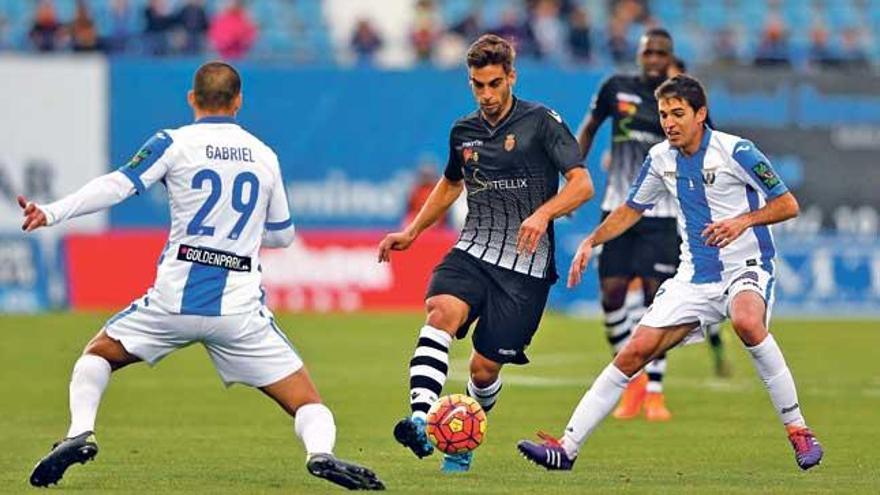Company conduce el balón en el partido de la primera vuelta ante el Leganés en Butarque.