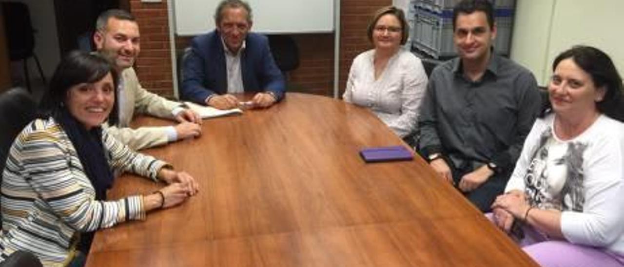 Miguel Soler recibe al alcalde  y a los directores de los centros