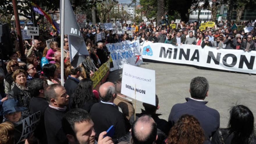 Miles de vecinos se oponen a la extracción de oro en la mina de Corcoesto.