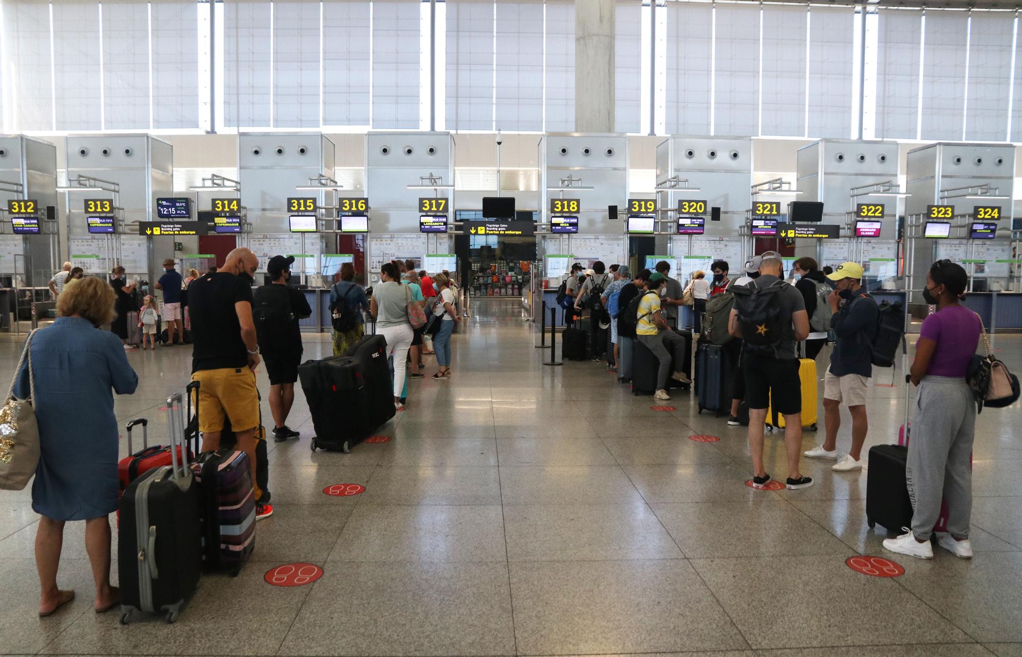 Llegada de turistas al aeropuerto de Málaga, el primer día de las vacaciones de verano de 2021