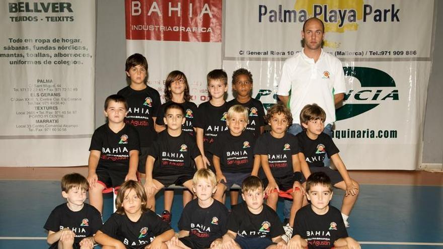 Baba Miller posa en su etapa como jugador del Bahía San Agustín justo al lado del entrenador.