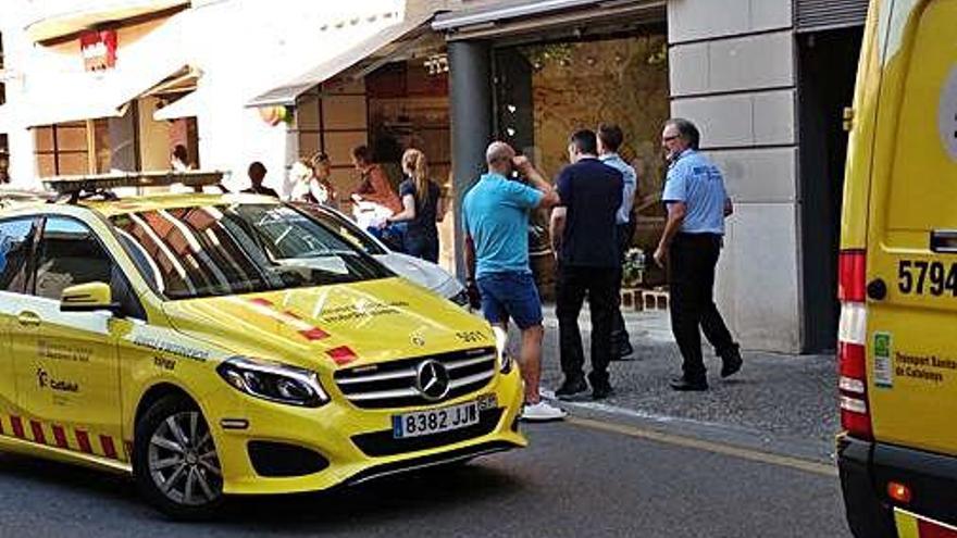 Les dues ambulàncies al carrer Juli Garreta i agents de la policia.