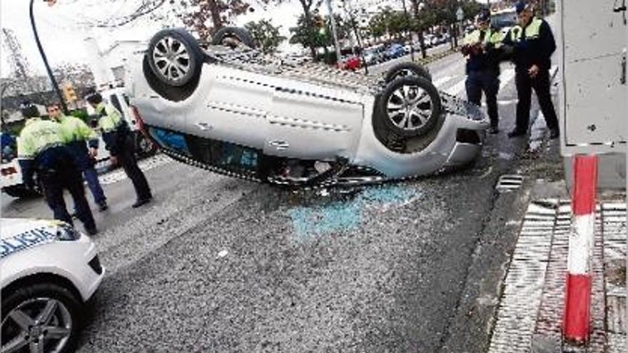 Un cotxe bolca al carrer  Reggio Emilia