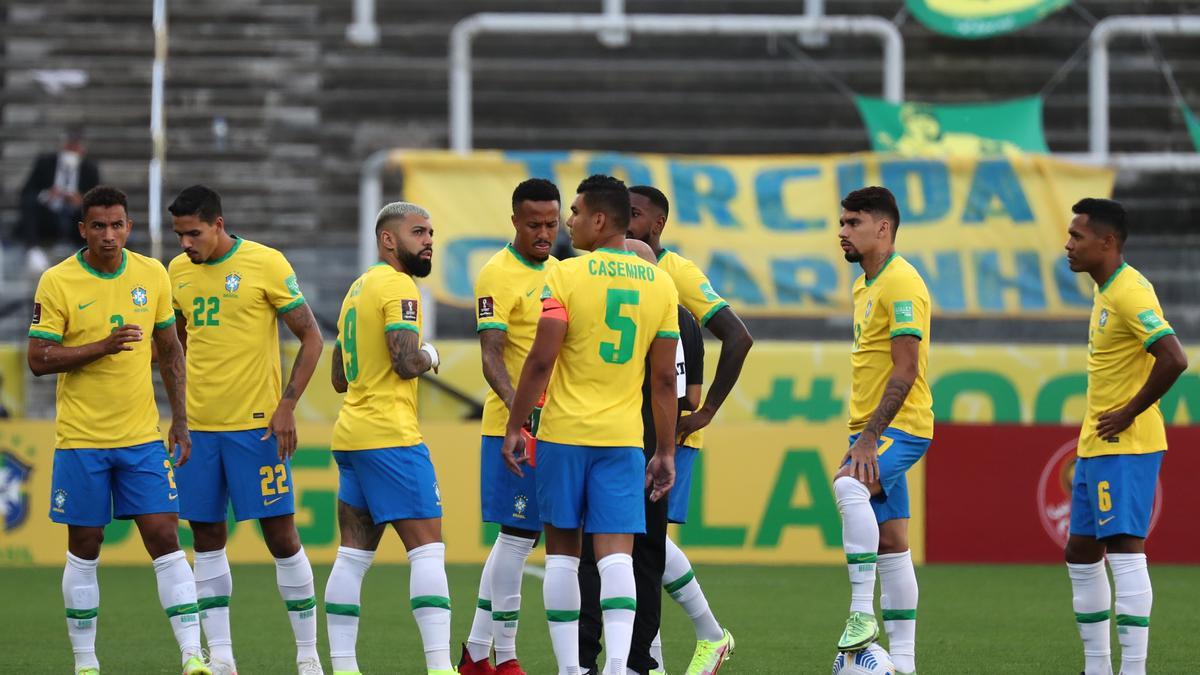 Los jugadores de Brasil continuaron en el campo.