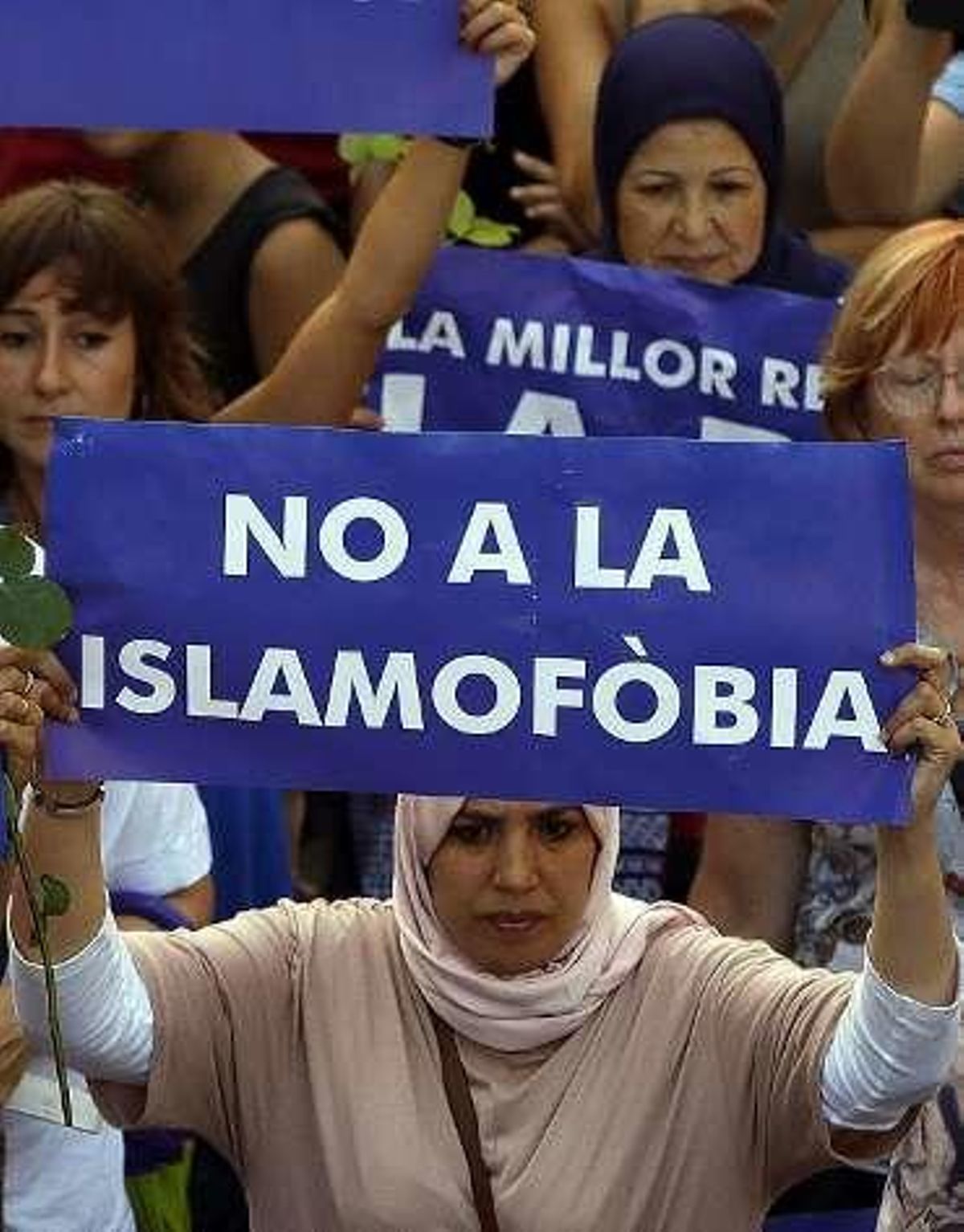Medio millón de personas llenan el centro de Barcelona con su clamor antiterrorista