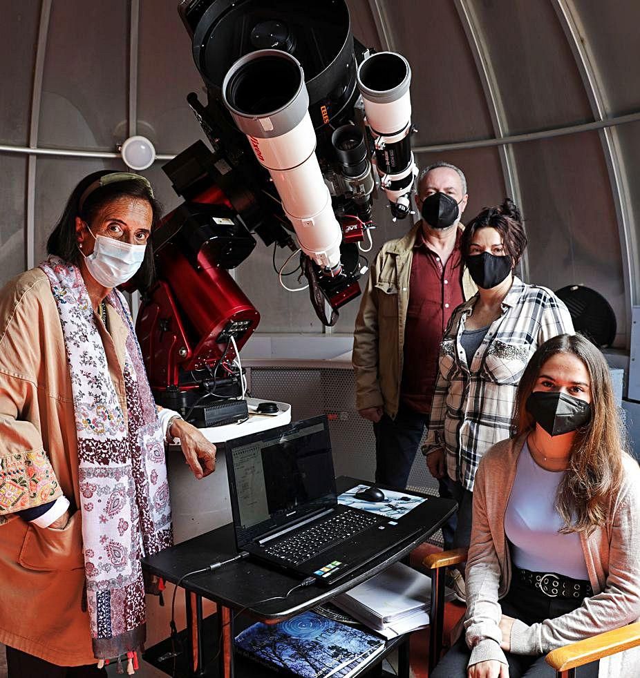 Por la izquierda, María Eugenia Díaz, Santiago Izquierdo, Margarita Méndez y Saray Pérez, junto al telescopio de 14 pulgadas. | Juan Plaza