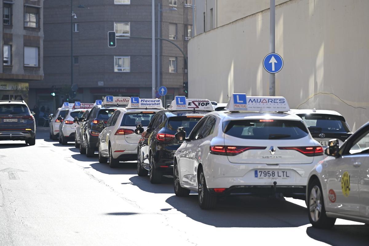Imagen de varias autoescuelas en el centro de Castelló.