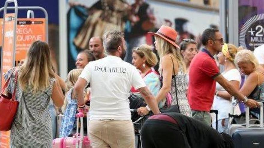 Un grupo de pasajeros en el aeropuerto de Ibiza.