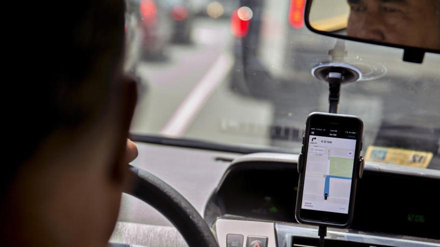 Un usuario de Uber utiliza el teléfono como GPS.