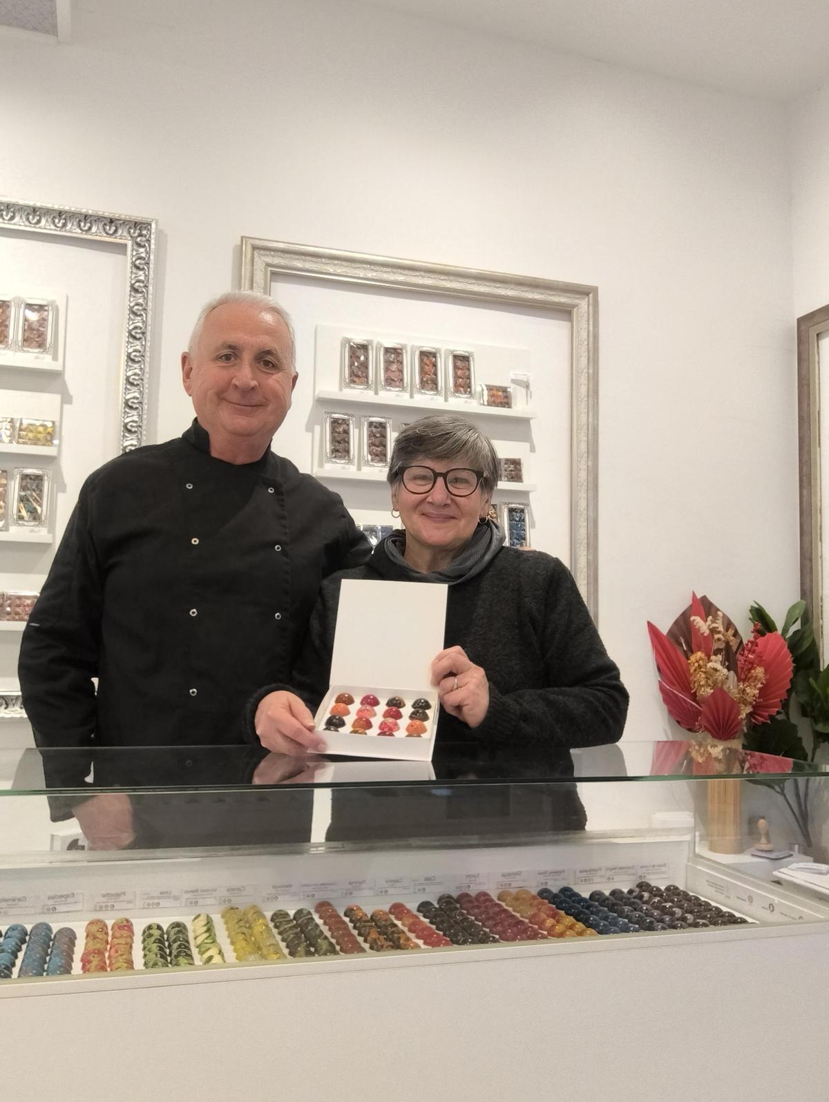 Alejandro Racciatti y Carina Gragnolati posan con sus coloridos bombones.