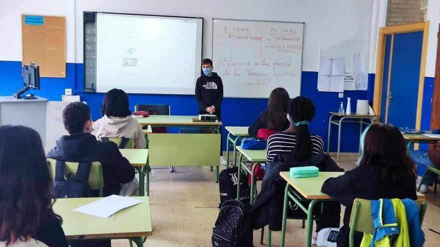 Debate de los estudiantes de 3º de ESO sobre la guerra en Ucrania tras informarse de las causas del conflicto.