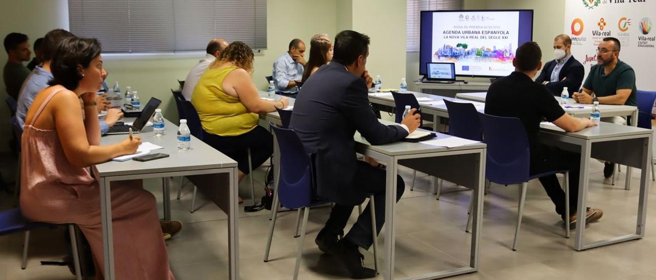 El alcalde Benlloch, ayer, en la mesa de trabajo sobre acciones de innovación en Vila-real.