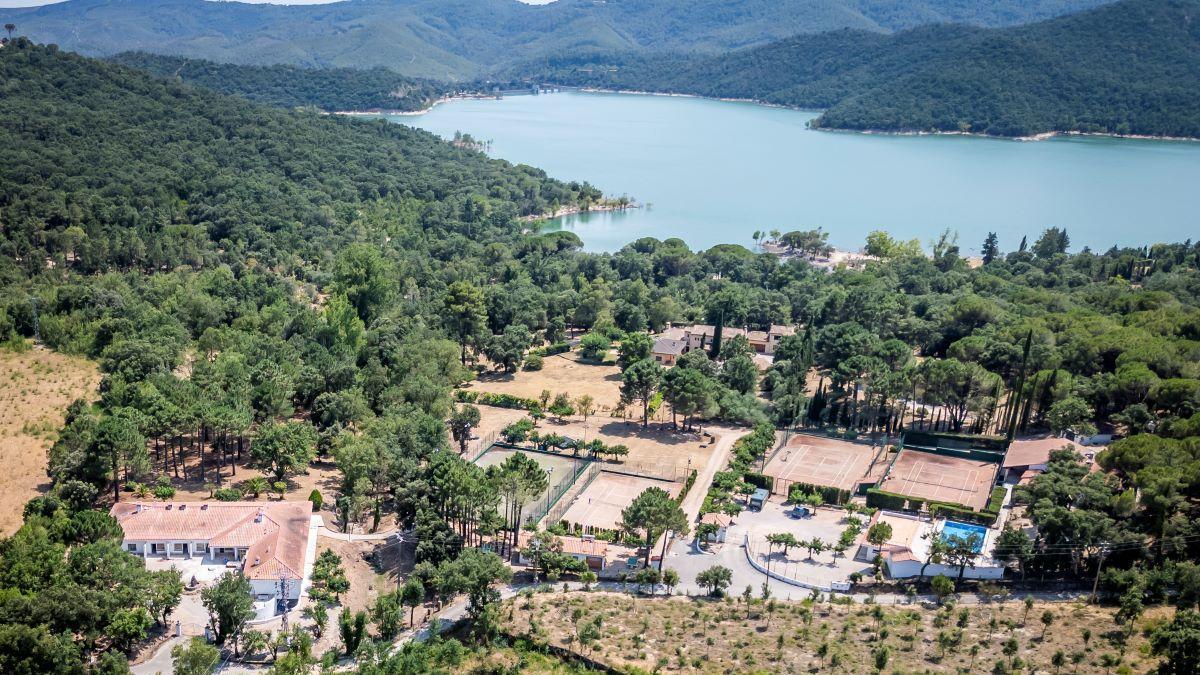 La urbanització Santa Anna, a tocar del pantà, a Darnius, havia de ser un complex residencial de luxe, però el projecte no va acabar de reeixir.