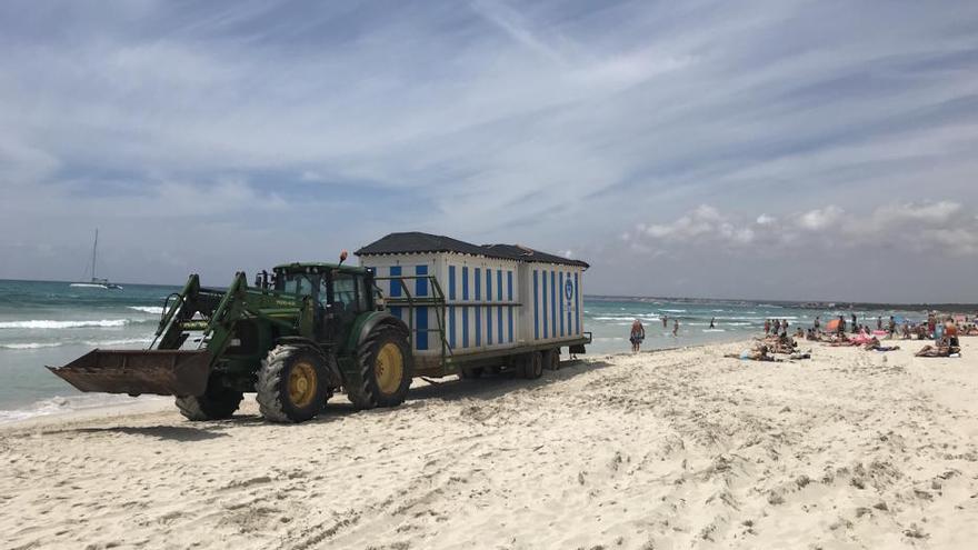 Instalan el primer chiringuito desmontable en la playa de es Trenc