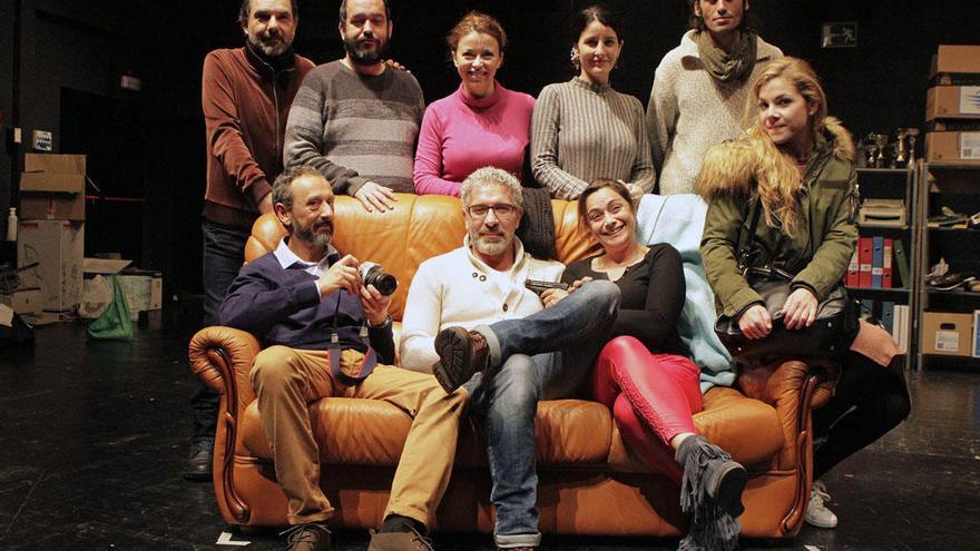 Foto de familia del elenco y el equipo de dirección de &#039;La presa&#039;. De pie, Zurita, Pablo Bujalance, Mori, Rocío Bonilla y Pedroza. Sentados, Inestrosa, Velasco, Nölting y Rubio.