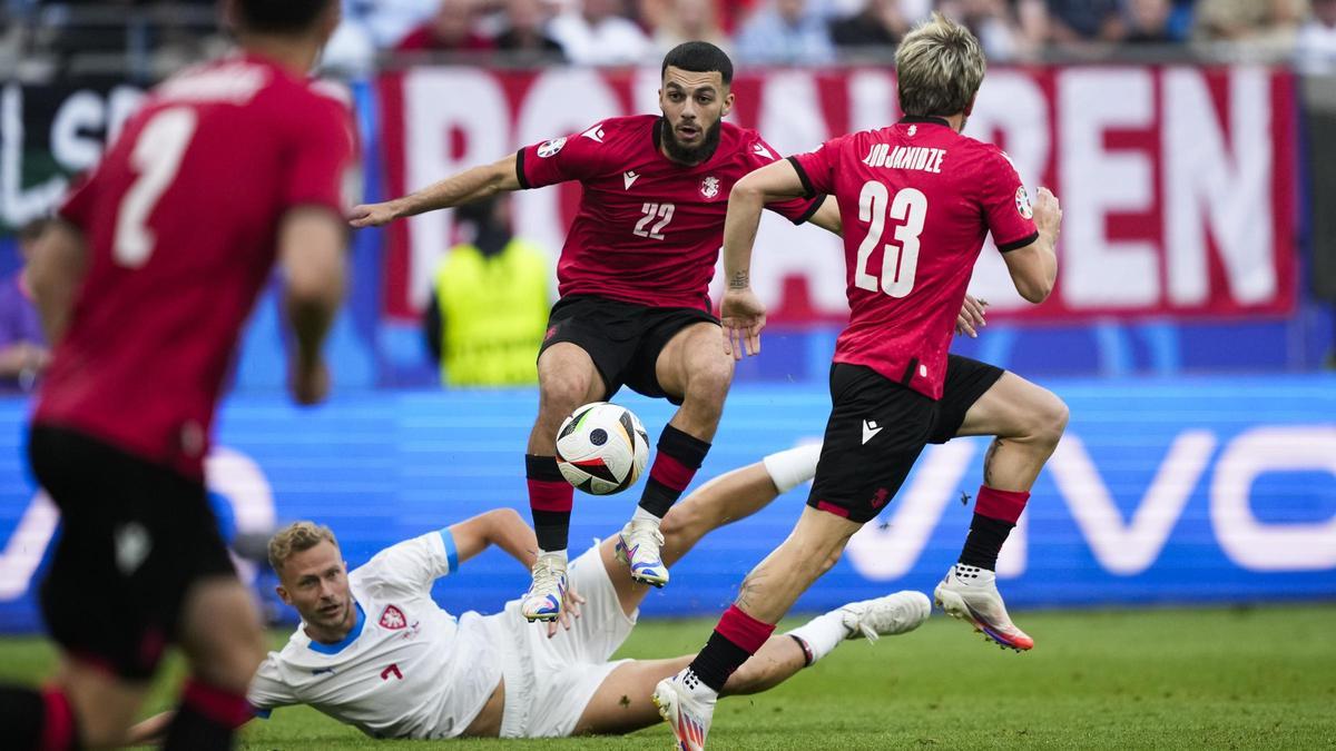 Mikautadze salta sobre un futbolista de la República Checa.