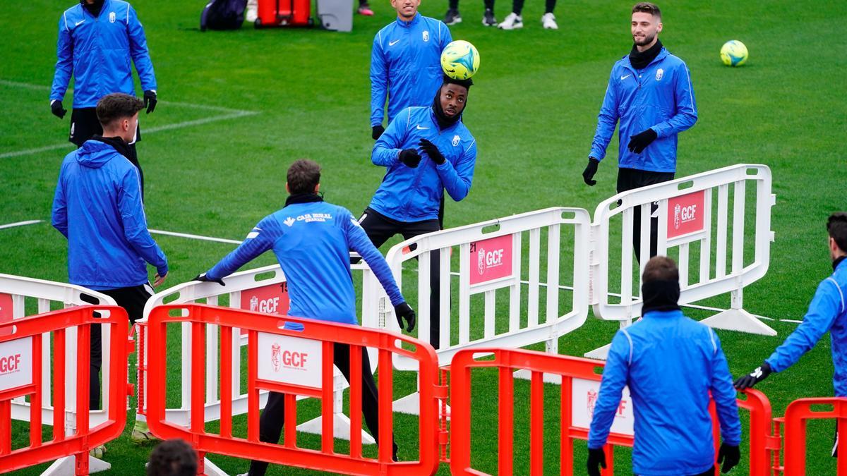 Imágenes del entrenamiento previo del Granada en el Nuevo Los Cármenes