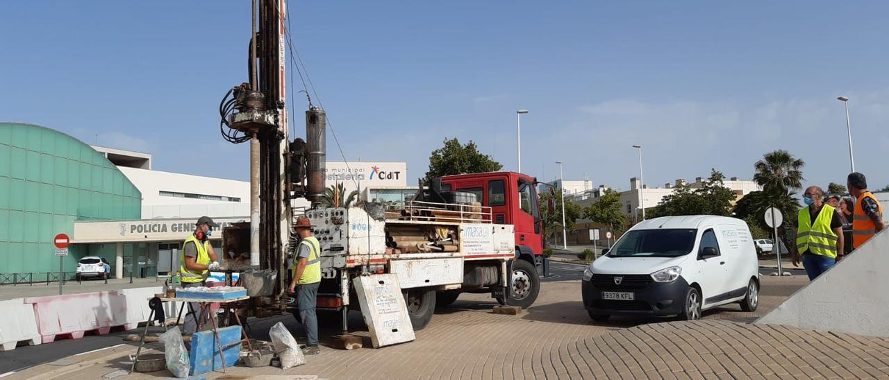 Una máquina analizando el subsuelo del puente del Bimil·lenari