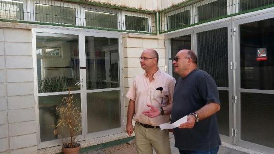 El alcalde de La Vila, Andreu Verdú, junto a un inspector educativo, en las instalaciones de La Torreta en imagen de archivo.