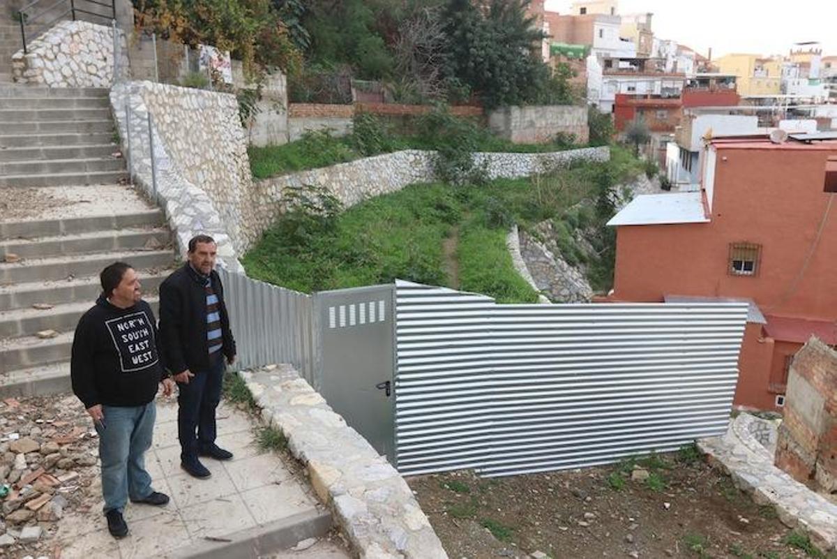 Antonio y Jesús Martos, junto a las obras inconclusas del Parque del Cau, esta semana.