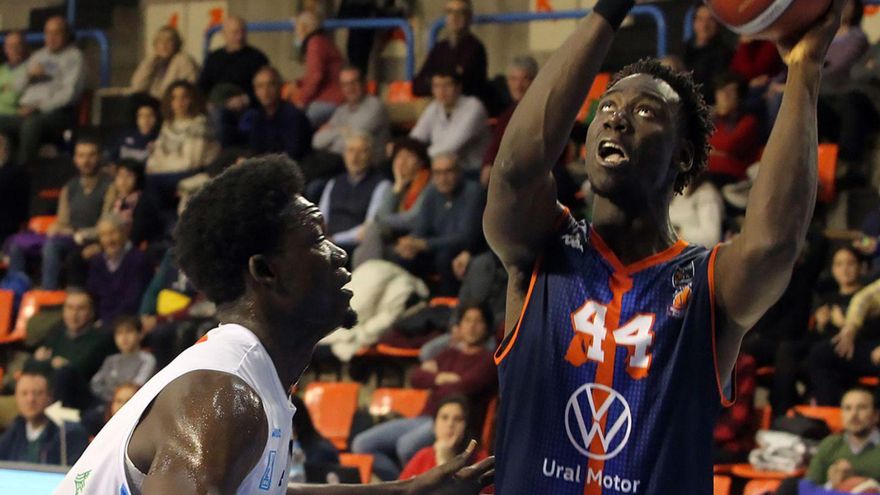 Suley Traore, defendiendo a un rival en el partido del pasado miércoles en Burgos. | CB Tizona