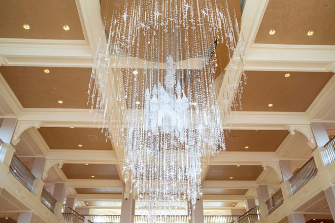 Lobby del Disneyland Hotel, con su gran lámara de cristales de Bohemia