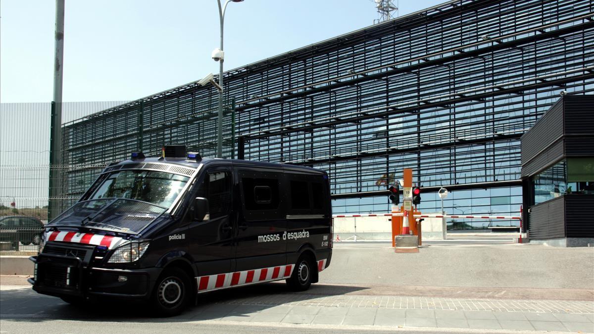 16 07 2012 - 12 25 h SABADELL  ESCUCHAS TELEFONICAS   El jutge del cas Macedonia entra a la central dels Mossos acompanyat de la policia estatal a buscar escoltes telefoniques  Els DVD s de les gravacions aportades per la policia catalana estan en mal estat  segons el magistrat   FOTO  Pujolar  Jordi - ACN   ID 65469 719509 Imatges del complex central dels Mossos a Sabadell  anomenat Egara  aquesta tarda  mantre el jutge que investiga el  cas Macedonia  era al seu interior recollint proves