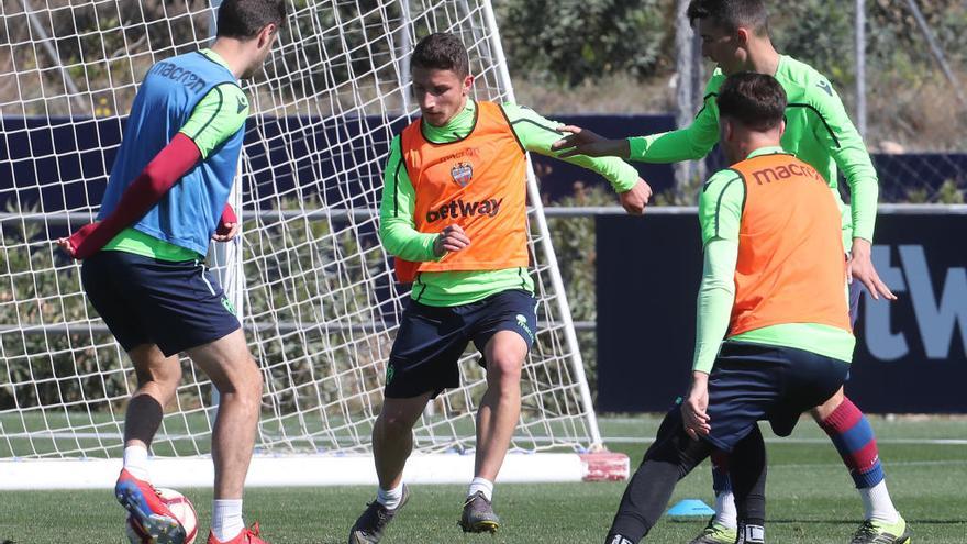 Enis Bardhi, en un entrenamiento en Buñol.