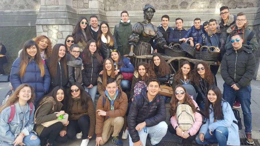 Alumnos del centro posan en una foto de familia durante el viaje realizado a Irlanda.