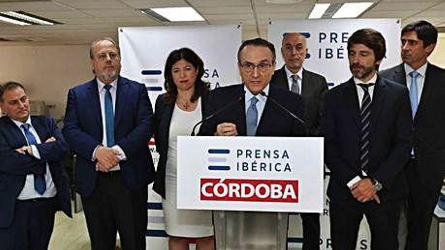 Javier Moll, presidente de Prensa Ibérica, dirige unas palabras a los profesionales de &#039;Diario Córdoba&#039;, acompañado de un grupo de altos directivos de la compañía.