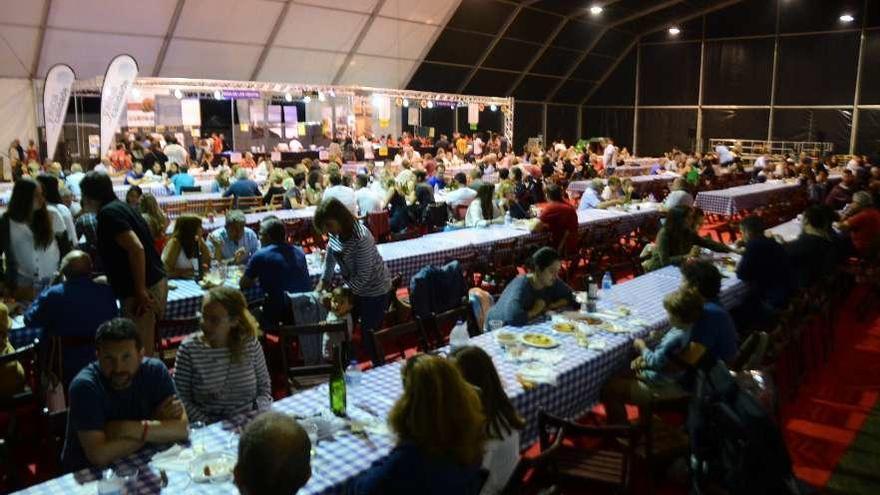 El interior del recinto de la Festa do Polbo de Bueu, ayer por la noche. // Gonzalo Núñez