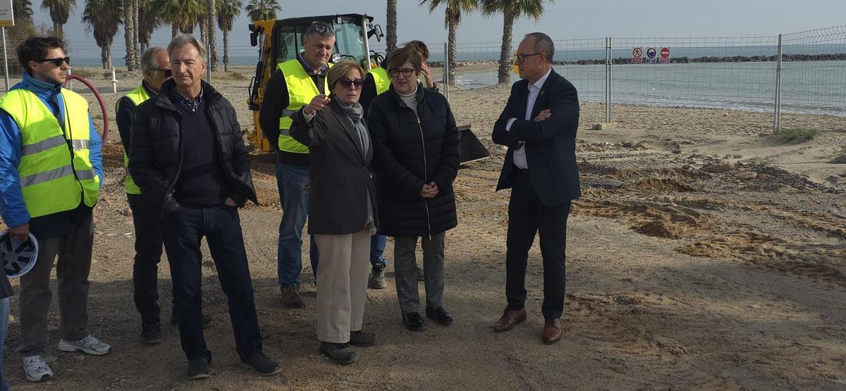 Foto de la visita de la subdelegada de Gobierno a la playa de Xilxes, este miércoles.