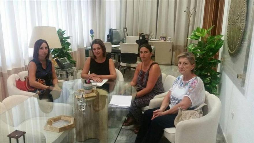 La alcaldesa pone a disposición de la familia de Soledad Donoso los servicios municipales