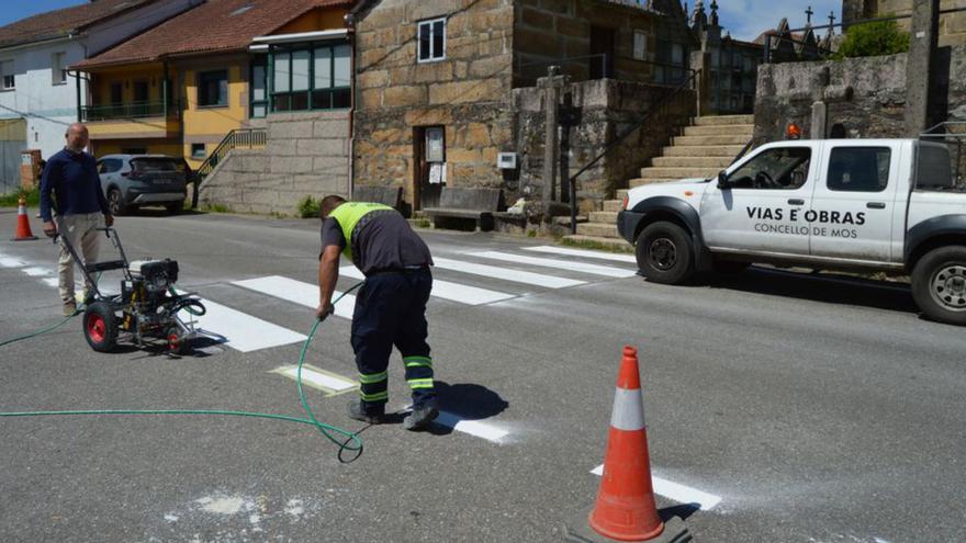 Mos estrena su máquina de pintado de señalización horizonta.  | // D.P.