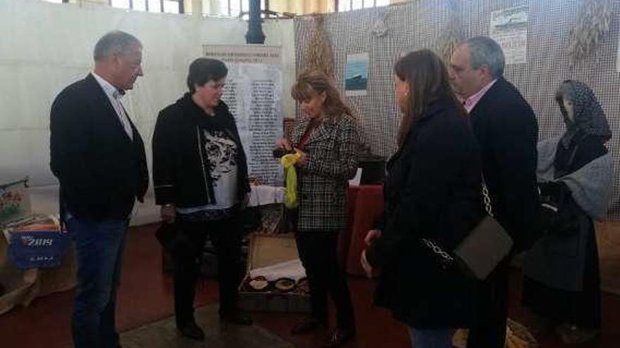 Paloma Gázquez, en el centro, durante su visita a Villaviciosa. A la izquierda, José Felgueres y Salomé Samartino.