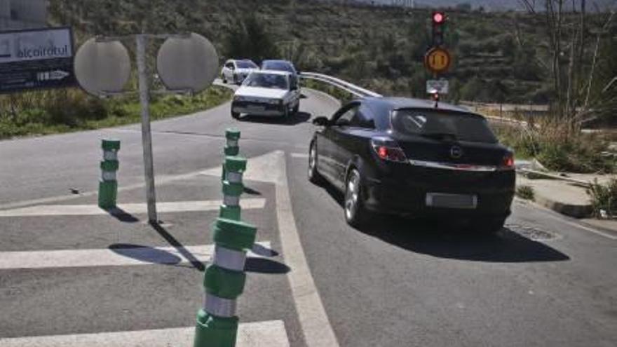 El actual acceso provisional del polígono Santiago Payá tiene un solo carril.